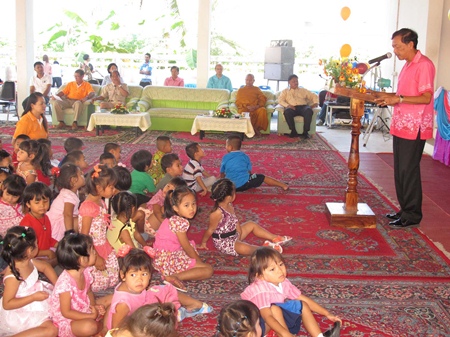 Khet Udomsak Mayor Pairoj Malakul Na Ayuthaya presides over the Children’s Day event at Khao Kantamas Temple.