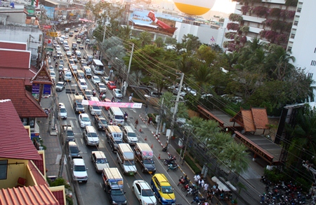 Traffic along Pattaya 2nd Road, which usually runs somewhat smoothly even during the holidays, was often at a standstill during this year’s Countdown to 2013. 