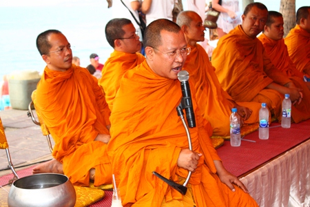 Wat Chaimongkol Abbot Pisan Jariyaphiwat invites citizens to make merit and donate to the Sawang Boriboon Thammasathan Foundation at the old pier in South Pattaya.