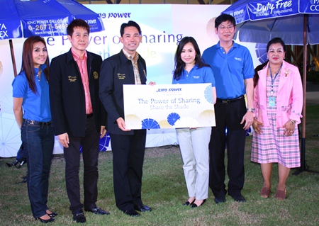Mayor Itthiphol Kunplome (3rd left) accepts a donation of beach umbrellas from King Power communications director Sukhrudee Pongpatwattana and King Power management. 