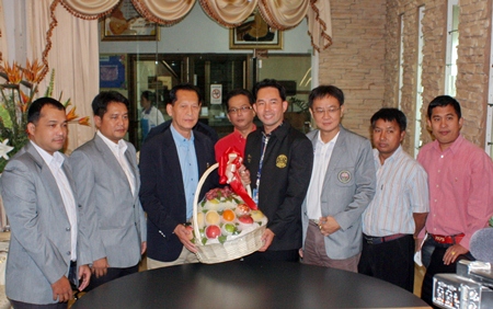 Association President Sewadol Chaowalitpreecha (3rd left) and his committee present Mayor Itthiphol Kunplome with a gift basket for the New Year and to congratulate him on his appointment. 