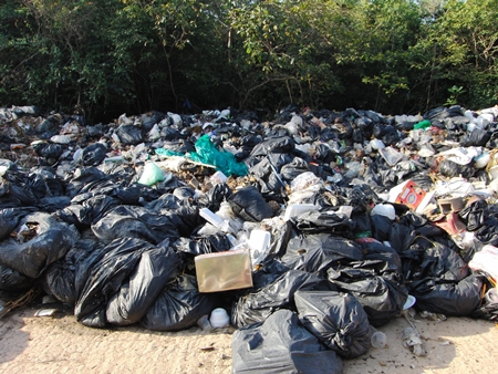 Over 200 tons of garbage has piled up on Koh Larn since New Year because three of four trash trucks are broken and the city stopped hauling away refuse by barge.