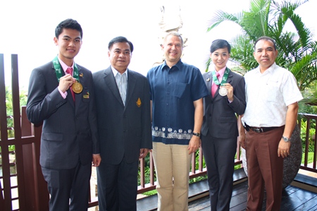 Jirapong Veerasanee (left) and Chanatphim Treephoppokkhasab (2nd right) thank Andre Brulhart (center) and Wuthisak Pichayagan (right) along with Satien Pothphrsri (2nd left). 