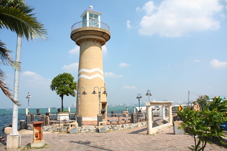 Once a beautiful landmark, Pattaya’s lighthouse is falling into disrepair just 5 years after it was built. 