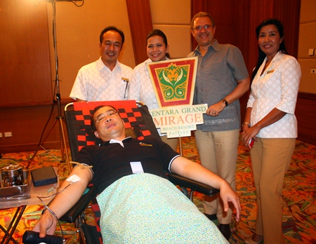 (L to R) Chief Engineer Thanathip Vihokhern, Director of Human Resources Daranat Nuchaikaew, General Manager Andre Brulhart, and Financial Controller Sukanya Wongdornma, all from Centara Grand Mirage Beach Resort Pattaya, pose for a photo with an employee, one of many who donated blood during the blood drive.
