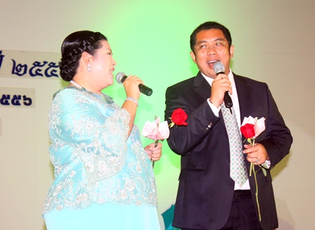 Sonthaya & Sukumol Kunplome perform a duet during the charity fund raiser.