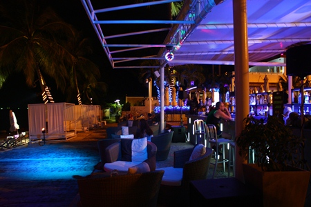 Cool sea breezes permeate the Beach Bar. 