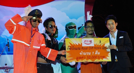 Royal Cliff Executive Director Vitanart Vathanakul (right) presents a prize of 1 night stay at Royal Cliff valued at 10,000 THB to the winners of the BEC-Tero Best Costume Competition.