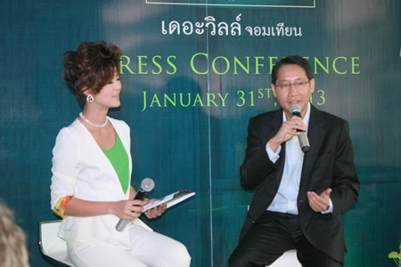 Chanint Wanitwong (right), MD of The Ville Jomtien, talks to the media and prospective investors during the launch day of The Ville Jomtien.