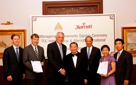 Charoen Sirivadhanabhakdi, Chairman of TCC Group (4th right) and Simon Cooper, President & Managing Director Asia-Pacific, Marriott International (3rd left) shake hands at the official signing ceremony between TCC Hotels Group and Marriott International.  Also in the photo (left to right) are Shawn Hill, Regional Vice President – Hotel Development Asia-Pacific, Marriott International; Paul Foskey, Executive Vice President - International Hotel Development Asia-Pacific, Marriott International; Charles Mak, Managing Director & President - International Wealth Management, Morgan Stanley; Wallapa Traisorat and Soammaphat Traisorat - President and CEO, TCC Hotels Group.