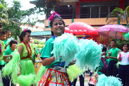 One of the green team’s cheerleaders flashes a beautiful smile during her team’s dance.