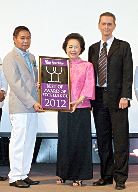 Proudly holding the Wine Spectator Award are (l-r) Somchart Boonmawat F&B Director (Grand Hotel), Panga Vathanakul (Managing Director), and Christoph Voegeli (General Manager & deVine Club Acting President).