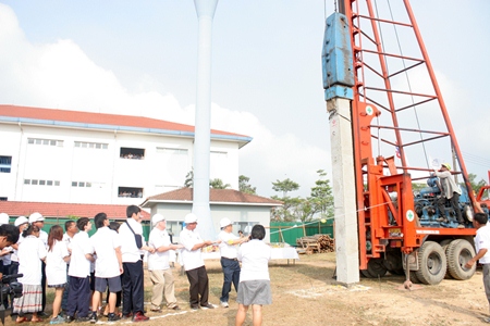 At the auspicious time of 9:09 a.m., teachers and staff pull the rope attached to the huge machinery for driving in the first pillion.