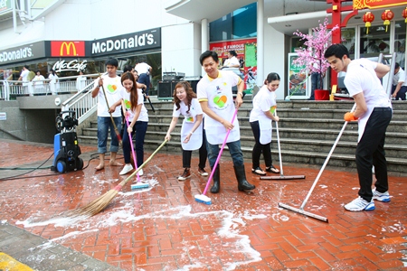 Royal Garden Plaza & Entertainment Vice-President Somporn Naksuetrong (center, right) and General Manager Parida Vimolpand (center, left) help give Pattaya’s first shopping mall a good scrubbing.