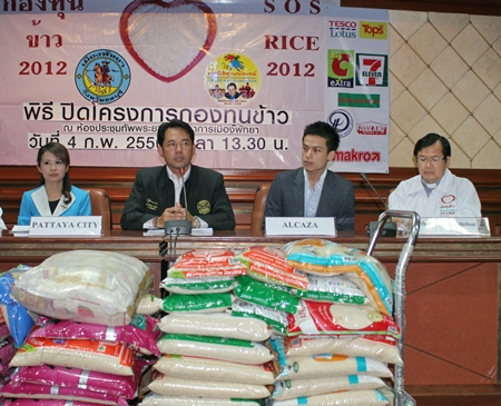 (L to R) YWCA Bangkok-Pattaya Center Chairwoman Praichit Jetpai, Mayor Itthiphol Kunplome, Alcazar GM Phawin Phettrakul and Foundation President Rev. Michael Picharn Jaiseri announce the success of this year’s S.O.S. rice campaign.