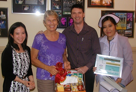 Phyathai Sriracha Hospital’s International Marketing Director, Gavin Wadell, presents PCEC Chair Pat Koester with a gift hamper recognising the long cooperation between the hospital and Pattaya City Expats. Dr Nalinee and Nurse Wanvisa (who provided much appreciated blood pressure checks) look on.