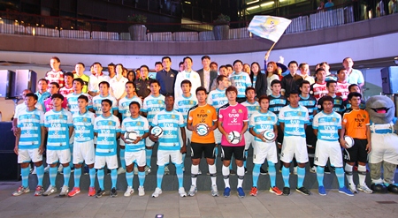 Pattaya United’s team squad, officials and sponsors pose at the press conference held at Pattaya Central Beach, Friday, Feb. 22.