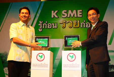 Pattaya Mayor Itthiphol Kunplome (left) and First Senior Vice President of Kasikorn Thai Bank Pipavat Bhadranavik (right), presided over the opening ceremony of the K-SME seminar held at the Holiday Inn Pattaya recently. The seminar was organized to give advice to would-be economists and investors in the eastern region of Thailand.