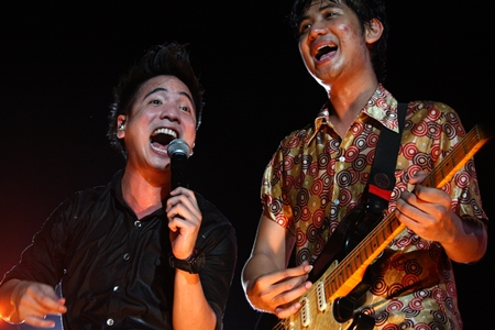 Dim & Rath blast out another number at the Pattaya International Music Festival 2013.