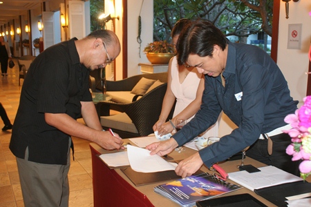 Pichai Visutriratana was on hand to welcome Skalleagues and guests to the event, shown here welcoming Chonlatee Nakamadee, hotel manager of dusitD2 baraquda Pattaya.