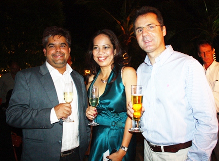 (L to R) Tony Malhotra, deputy managing director of Pattaya Mail Media Group, Papakan Saguansap, spa manager of Holiday Inn Pattaya and Richard Margo, residence manager of Amari Orchid Pattaya.