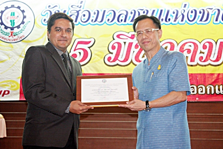 Pattaya Mail director of operations, Kamolthep Malhotra (left), accepts the “Most Outstanding Newspaper in all of East Thailand” award from Chonburi Deputy Governor Pongsak Preechawit. This marks the 15th straight year Pattaya Mail Media Group has received top honors from the Eastern Mass Media Association, each year presented on March 5, National Press Day. Awarded for “High ethical standards in business and publishing news for the benefit of society, deserving to be recognized and lauded.” This year the association introduced this highest award category which Pattaya Mail, Pattaya Blatt and Pattaya Mail Television deservedly won.
