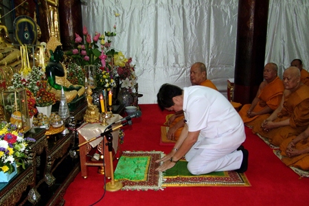 Deputy Mayor Pornchai Kwansakul invited 99 monks to express loyalty and love toward Their Majesties the King and Queen as part of a national merit-making ceremony.