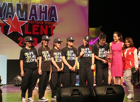 Alisa Phanthusak (2nd right), MD of Tiffany Show Pattaya, congratulates the Life Stage team for wining the J-POP or K-POP dance team category.