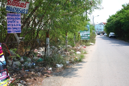 Garbage is piling up on a stretch of Soi Arunothai 10 near Soi Bongkot. Litter and trash continues to be dumped on the roadside, despite signs prohibiting dumping. No one from the Pattaya Sanitation Department has appeared to notice. The area is dotted with houses and condominiums and residents there are being blamed for the mess. Sanitation Department staffers have been requested to come clear the rubbish.