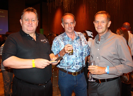 (L to R) Dave Buckley, Managing Director of Real Estate Magazine Thailand, Stuart Saunders, inventor of FlossFirst ‘Credit Card’ Dental Floss and Perry Sea Hoe from Seaway Design Co Ltd.