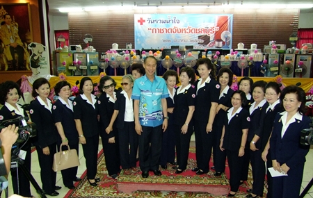 Chonburi Gov. Khomsan Ekachai (center) and his wife Red Cross Chairwoman Busrawadee Ekachai (7th right), along with members of the Red Cross announce the giveaway.