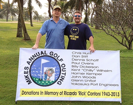 Tournament organizer Mike Contoni (left) with pal Kent “Chilly” Wilhelm poses at the start of The Links Challenge charity golf event held at Khao Kheow Country Club, Feb. 14.