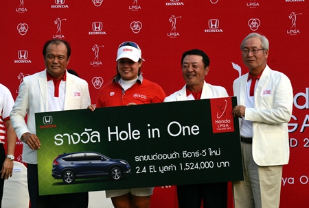 Thailand’s Ariya Jutanugarn (2nd left) collects her hole in one prize from tournament sponsors Honda.