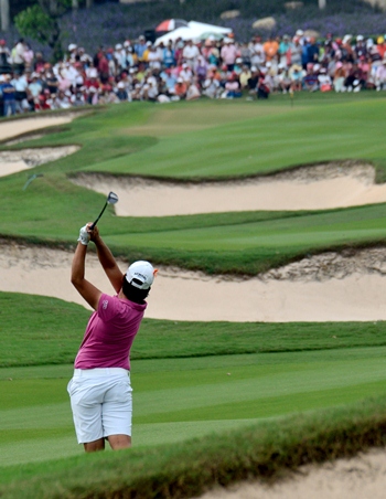 Defending champion Yani Tseng hits an approach to the 18th green during her final round 63.