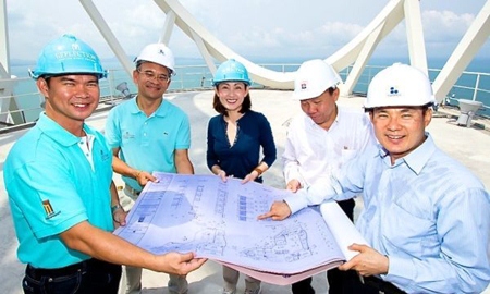 Petrada Poolvoralaks, Executive Director of Major Development Public Company Limited, Somchai Sirilertpanich, Managing Director of Syntec Construction Public Company Limited, and Veerachai Borirajdachakul, Manager Director of Bewtech Company Limited, join with construction workers to inspect the the rooftop of Reflection Jomtien Beach Pattaya.