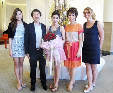 Virithipa ‘Woonsen’ Pakdeeprasong (centre), popular actress, VJ and TV host was on a location shoot for the 108 Living TV program at the Pullman Pattaya Hotel G recently. She was welcomed by GM Sophon Vongchatchainont (2nd left), accompanied by Kulakan Chamnankar (left), PA to the GM, Nannadda Supakdhanasombat (2nd right), Director of Marketing Communications and Marie Gonter (right), Events & Marketing Director.