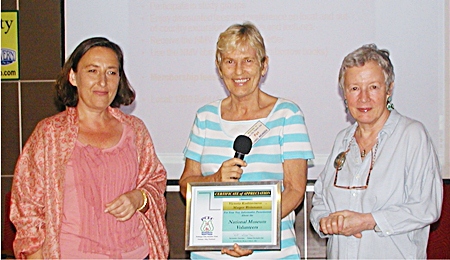 Chair Pat Koester thanks Victoria and Margot for their interesting presentation, with a Certificate of Appreciation from Pattaya City Expats.