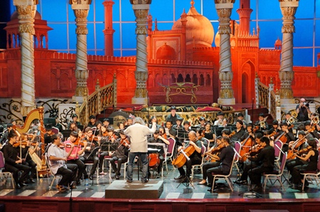 In an Arabian Nights setting, conductor Hikotaro Yazaki rehearses with the SSMS Orchestra before the concert.