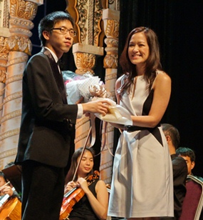 Clarinetist Supak Wittayanukulluk receives a bouquet from Alisa Phanthusak of Tiffany’s Theatre.