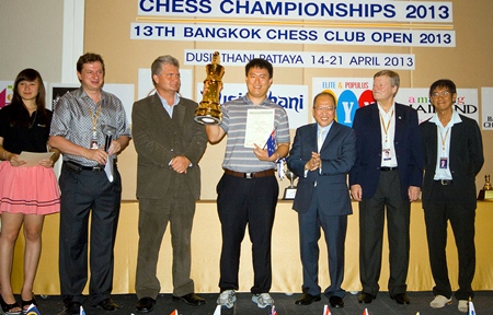 Australia’s Zhao Zong-Yuan (center) holds up the champion’s trophy after winning the 2013 Thailand Open chess title at the Dusit Thani Pattaya resort, Sunday, April 21.