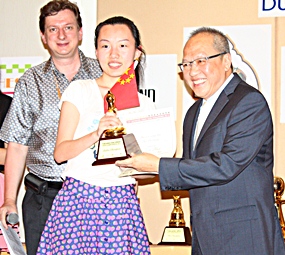 China’s Xu Ruoying is presented with the Female Challenger trophy by Dusit Thani General Manager Chatchawal Supachayanont (right).