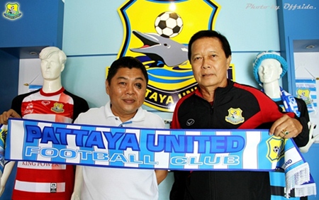 Pattaya United Managing Director Sombut Pinyasiri (left) welcomes new first team coach Chatchai Paholpad.
