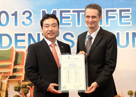 Royal Cliff Hotels Group General Manager Christoph Voegeli (right) presents Metlife CEO Kim Jong Woon (left) with the Royal Cliff Green Certificate.