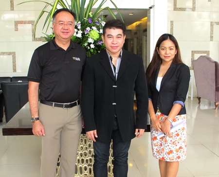 Well known television personality Ajarn Jatupon Chompoonit, a.k.a. Ajarn Shane (centre), attended a seminar on ‘Positive Thinking’ at the Furama Jomtien Beach recently. He was welcomed by Tatcha Riddhimat (left), GM of the hotel and Alissara Khamprachom, senior sales manager.
