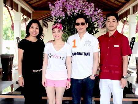 Tomo Kuriyama (right), GM of the Sheraton Pattaya Resort together with Thanaphat Chakkaphak (left), Marketing Communications Manager, were on hand to welcome Fluke-Krirkphol Masayavanich (2nd right) and Natalie Chiaravanond (2nd left), the popular hosts of ‘Nee Tiew Thailand’ during the filming of the show at the resort.