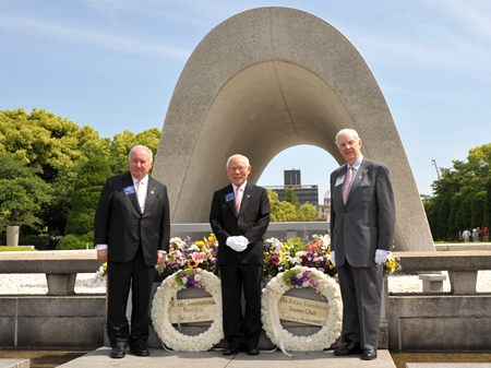 Past RI President Luis Giay (left), RI President Sakuji Tanaka (centre), and Rotary Foundation Trustee Chair Wilfrid J. Wilkinson (right) lay wreaths at the Memorial Cenotaph in the Hiroshima Peace Memorial Park during the Rotary Global Peace Forum 17 May. (Photo courtesy of Noriko Futagami, The Rotary-no-Tomo)