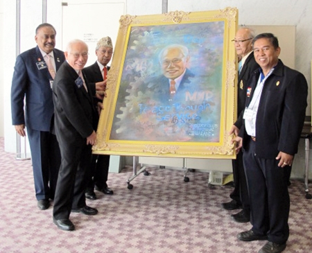 District Governor (3340) Thatree Leetheeraprasert (2nd right), PP Noppadol Sangma (right) and PDG Pratheep S. Malhotra (left) present the ‘Peace through Service’ portrait to Rotary International President Sakuji Tanaka (2nd left).