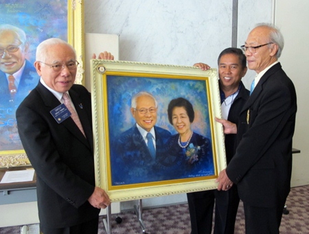 Artist Nit Duangdee created a special work of art portraying President Tanaka and his wife Kyoko, which was warmly received by Tanaka-san.