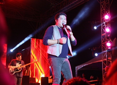 Ben Chalatit, the king of love songs, immerses his fans in deep emotion with his unique voice.