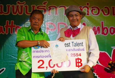 Pisai Panomwan Na Ayudthaya (left) presents the YPPA Best Talent award 2011 to Tanakorn Sunthornnon.